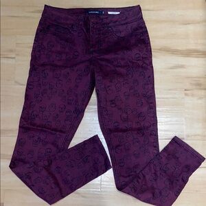 Black heart sz 5 WMNS burgundy skinny jeans with black skull print Skull Print